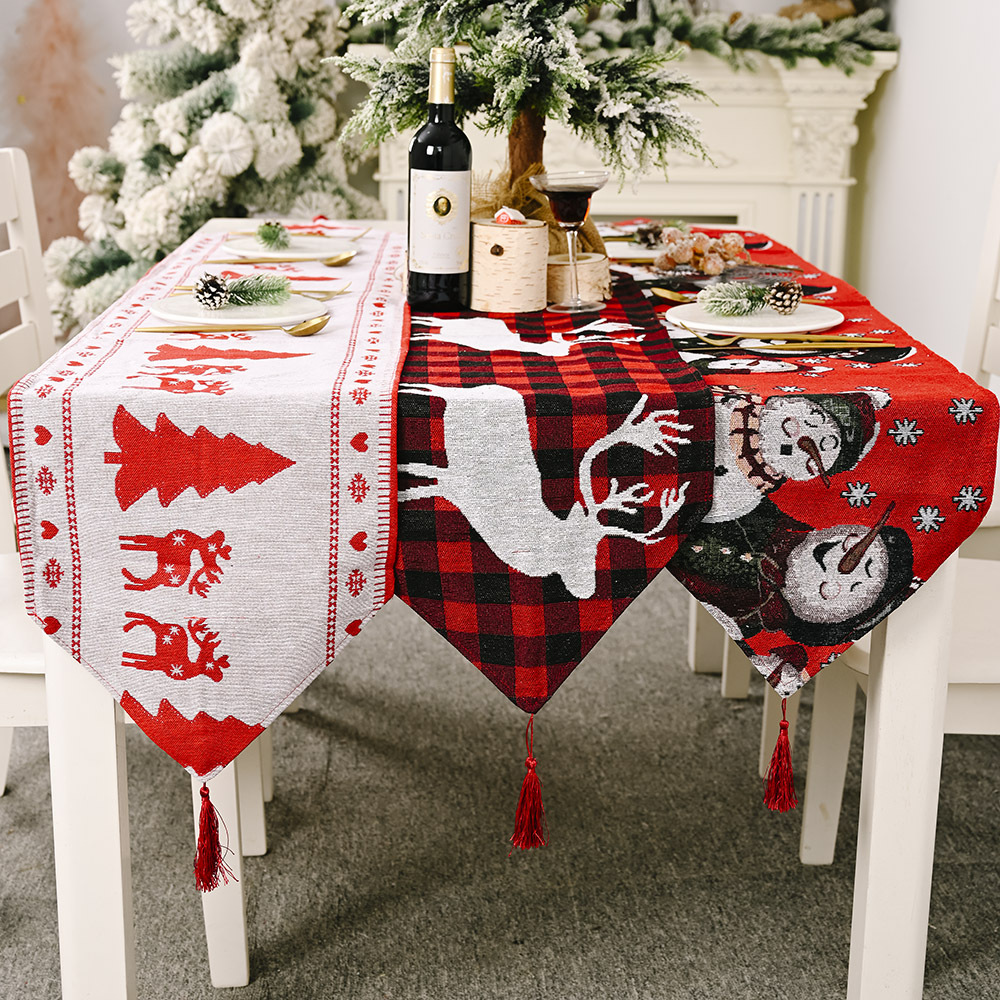 Chemin de table de Noël brodé – renne, bonhomme de neige ou sapin