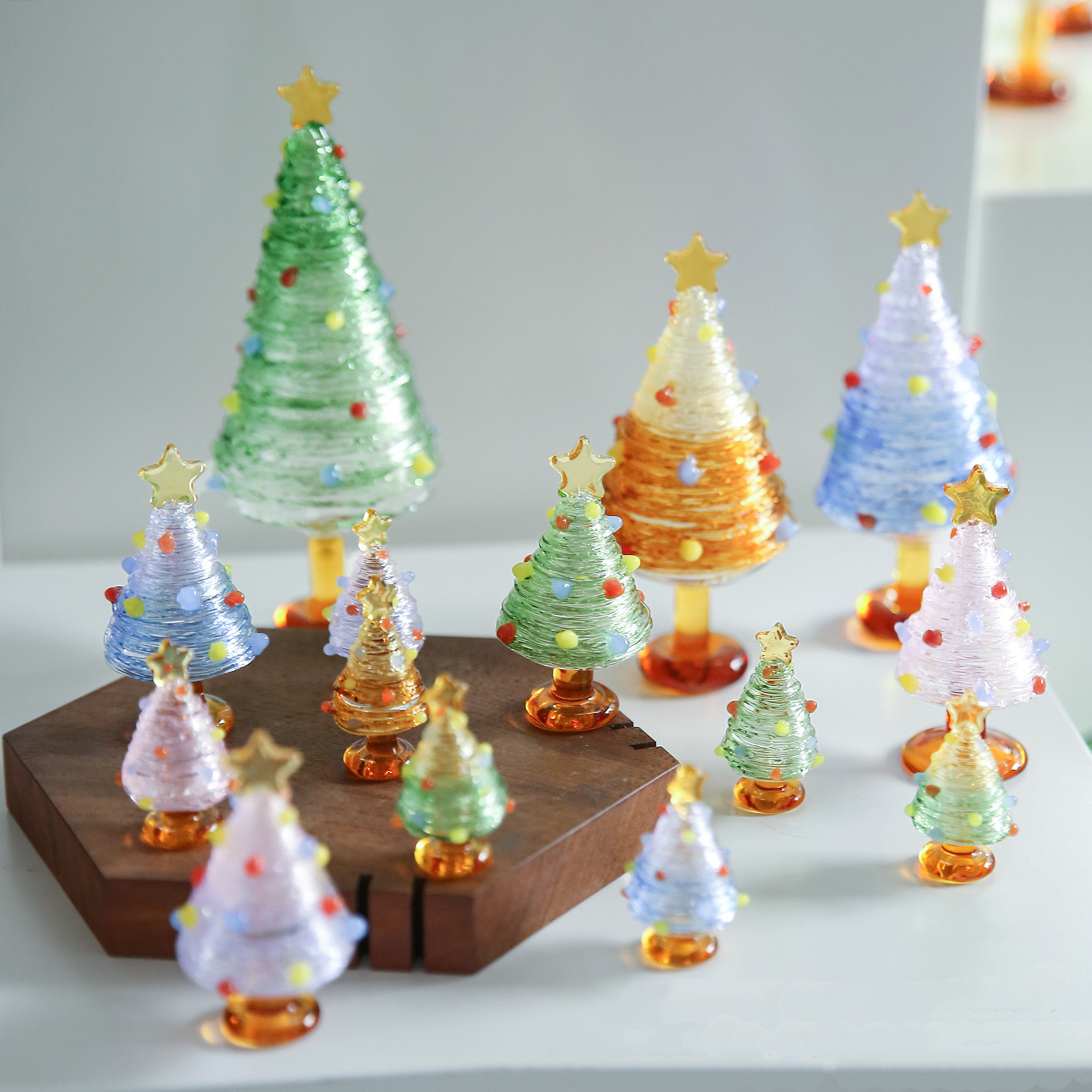 Mini sapins de Noël décoratifs 5 cm – six coloris