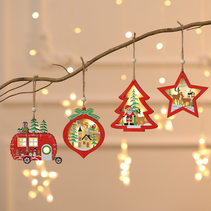 Suspensions en bois ajouré pour sapin de Noël – quatre modèles rouges