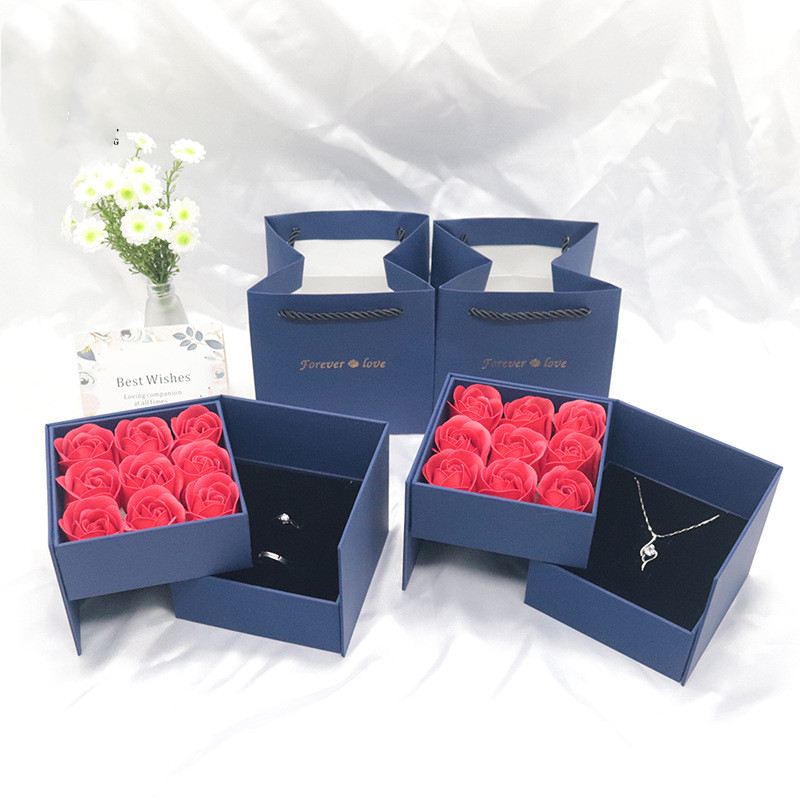 Coffret cadeau de Noël avec fleur décorative – cœur ou pomme